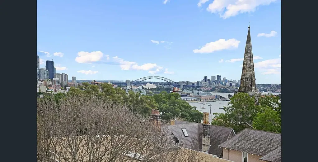 Top-Floor Apartment with Breathtaking Views and Exceptional Privacy
