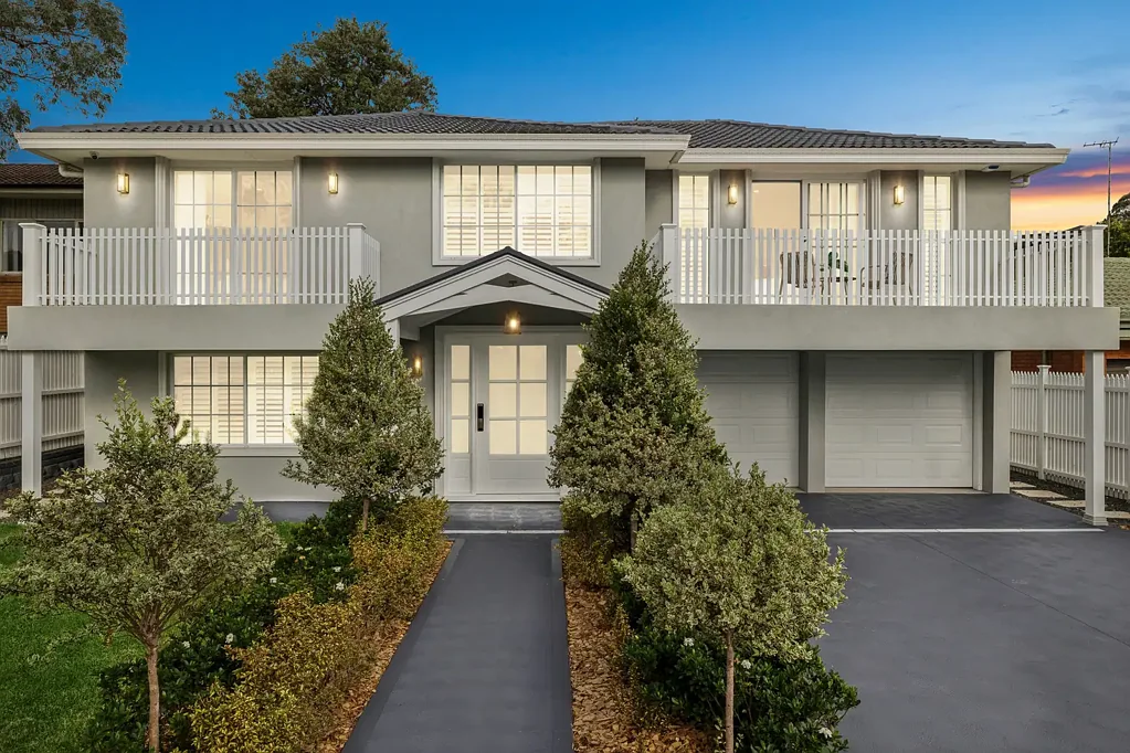 Condell Park 4房 宽敞590sqm地块 优雅时尚设计 家庭舒适娱乐 联排别墅潜力 靠近商店学校 方便Bankstown CBD 潜在周收1400 宽敞起居用餐 多功能书房 户外甲板烧烤 阳光庭院小屋 巨大泳池 全套电器设备 无影感应厨房 舒适卧室阳台 主卧石材盥洗 独立卫生间 电动壁炉空调 监控太阳能 双车库宽敞driveway Elegant brick home offers immense duplex potential