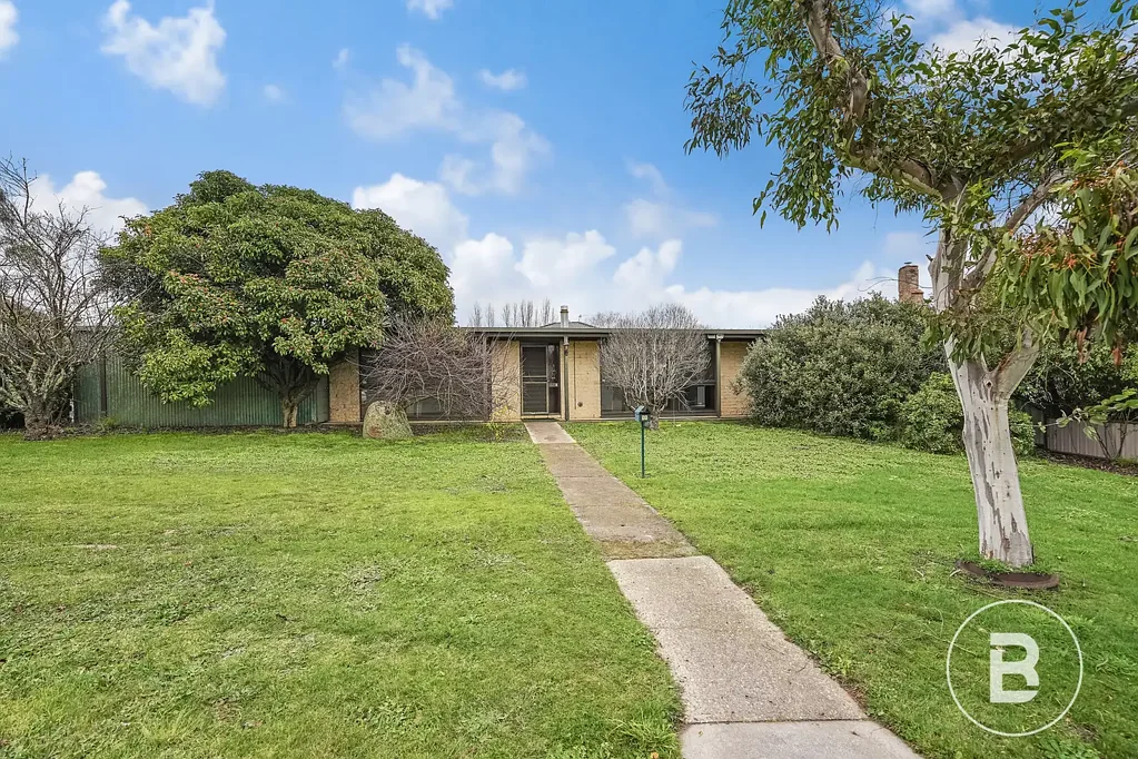 Beaufort 3ห้องนอน THREE-BEDROOM HOME ON LARGE ALLOTMENT IN COUNTRY TOWNSHIP OF BEAUFORT.
