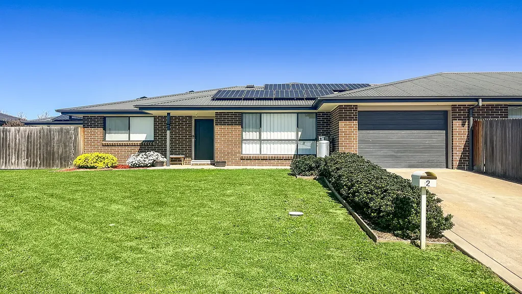 Stylish & Spacious Furnished Three Bedroom Home  +  Bonus 1 Week Rent-Free