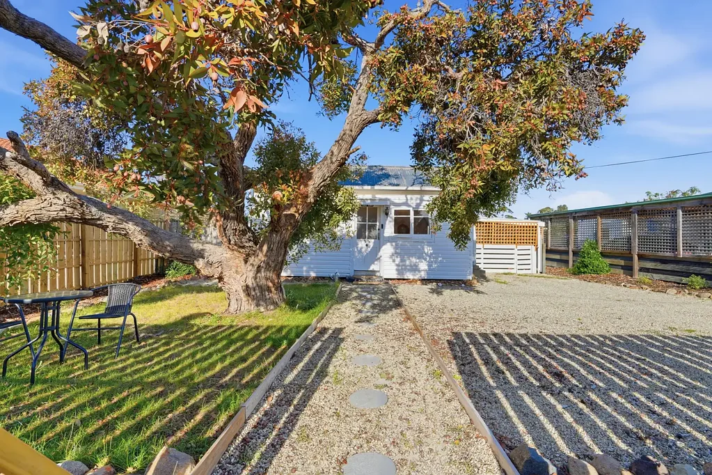 Lauderdale 2 Slaapkamer Beachside Opportunity in Sought-After Lauderdale