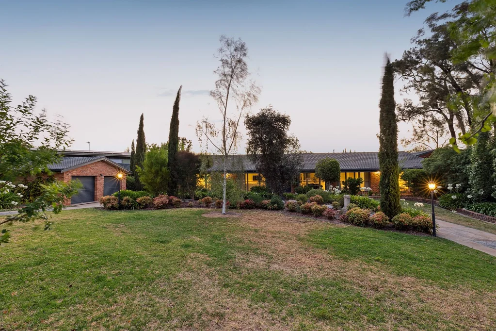 Flora Hill 4chambre Prestigious Family Home on Expansive Private Allotment in Flora Hill