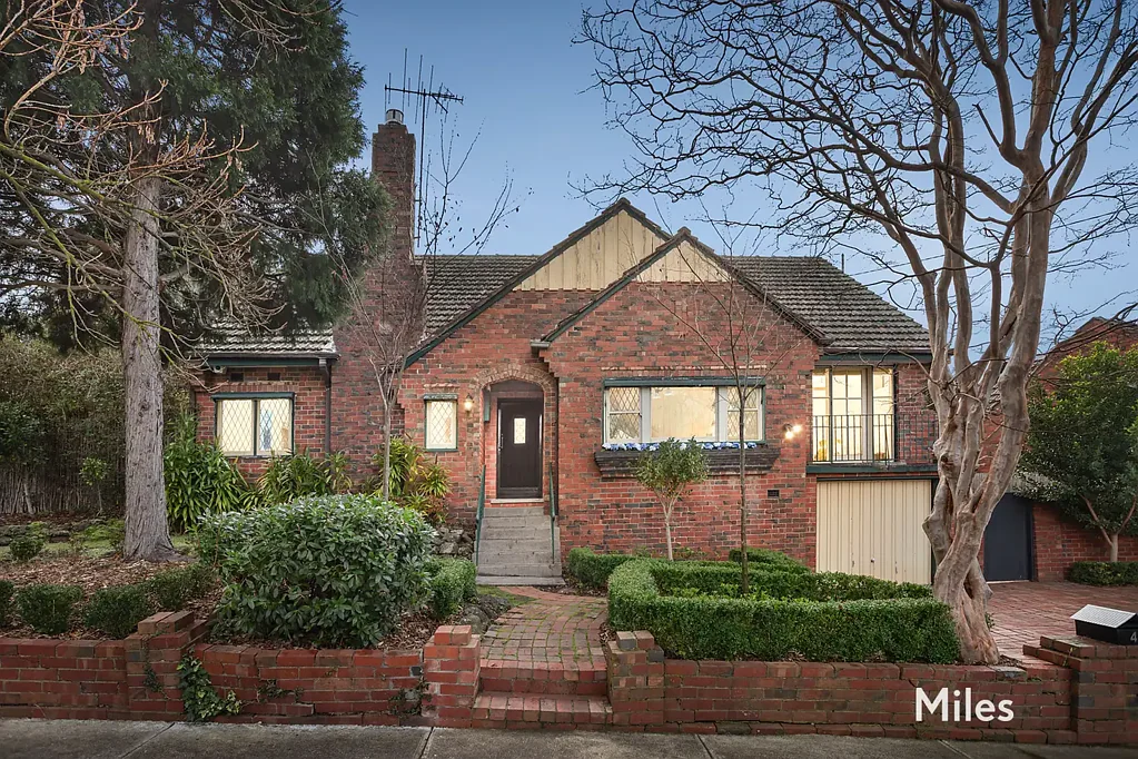 Ivanhoe East 5房 极具特色和潜力的宽敞家庭住宅 Substantial Family Home Rich in Character and Potential