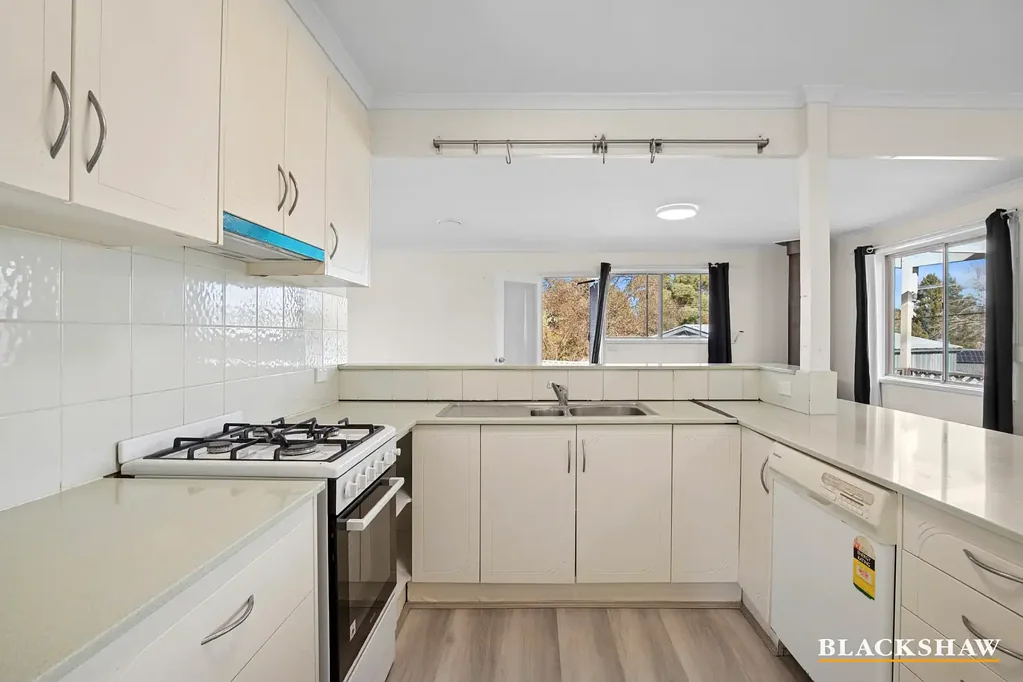 Comfortable Family Living in a Peaceful Macgregor Setting