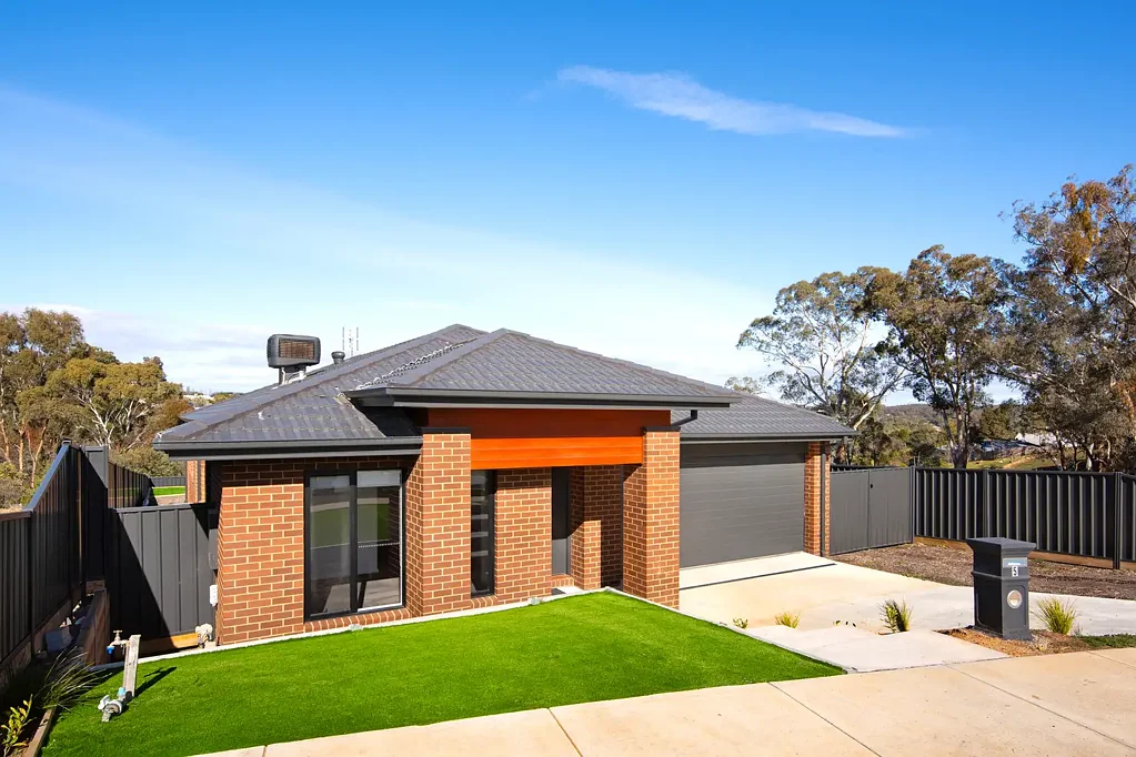 Campbells Creek 4ห้องนอน Stylish family living just 2.5km from town centre, side driveway access for a caravan!