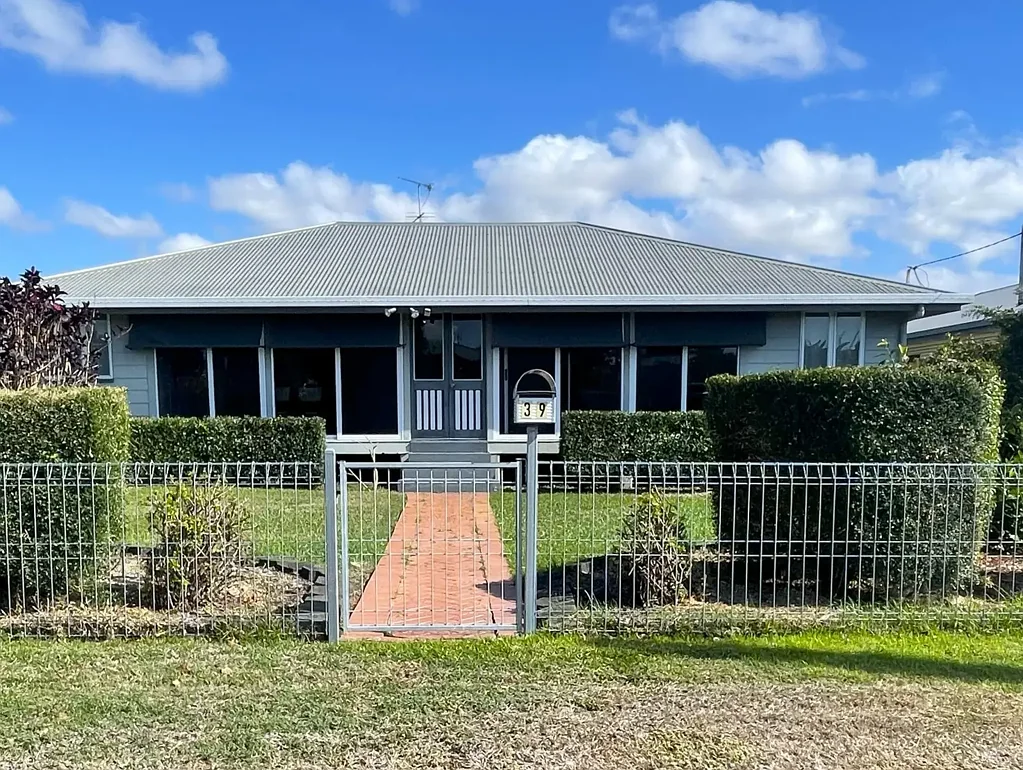 Ayr 3ਬੈੱਡਰੂਮ A Grand Character Home with Modern Finishes!