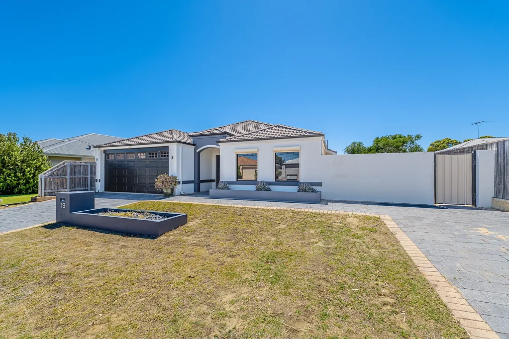 Halls Head 4 Bedroom This stunning seascape home is guaranteed to impress!