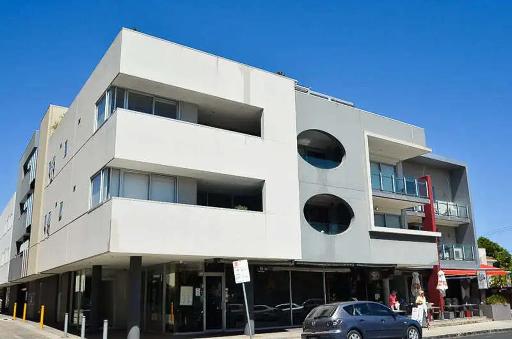 Spacious Modern Apartment with Double Garage in Elsternwick