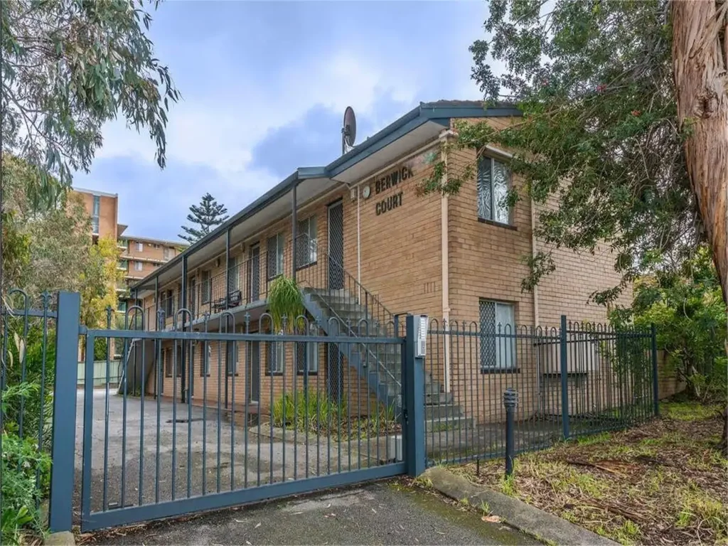 LOCK UP & LEAVE CONVENIENCE-TOP FLOOR FURNISHED APARTMENT