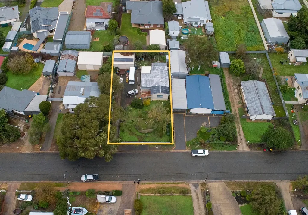 Clare 2chambre Charming 1950s Home with Large Shed in Prime Clare Location.