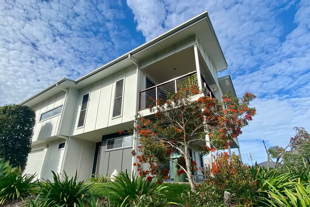 Peregian Springs 4房  Architectural Elegance Meets Family Comfort
