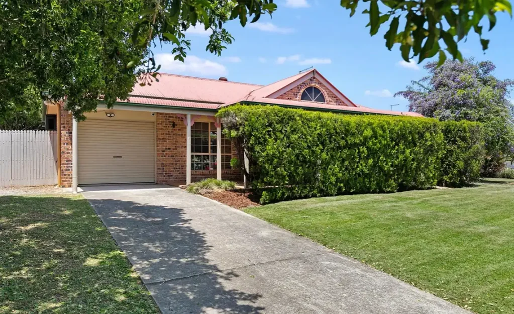 Tidy home located on quiet cul-de-sac !