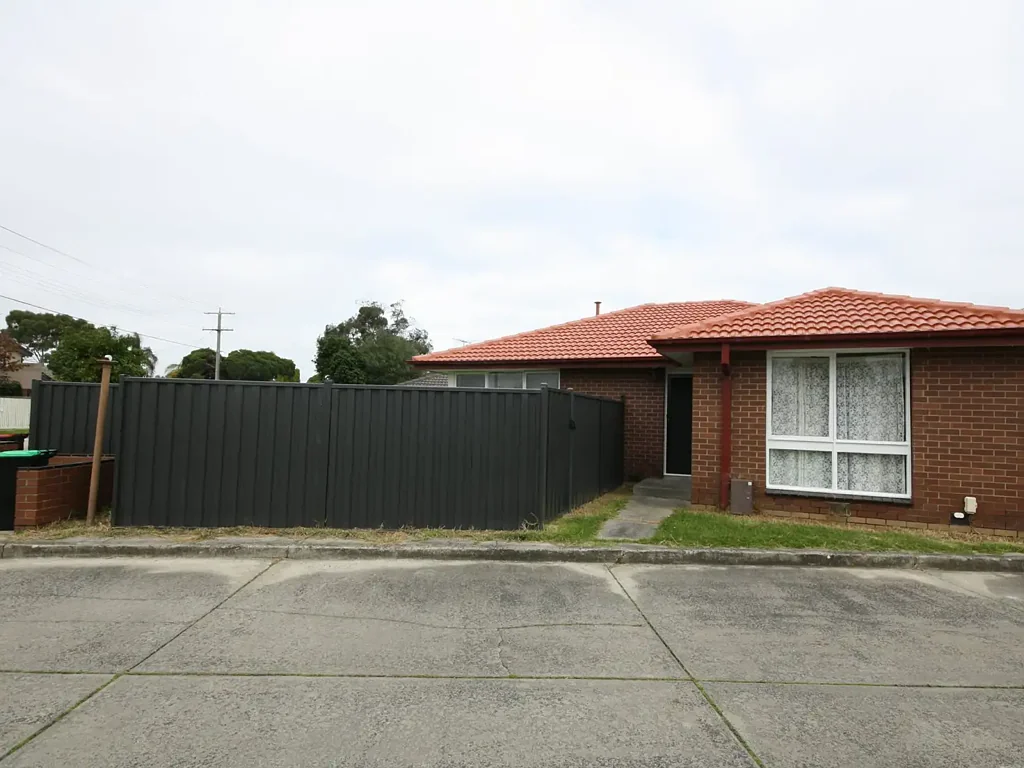 2 BR UNIT CLOSE TO SHOPS & PUBLIC TRANSPORT