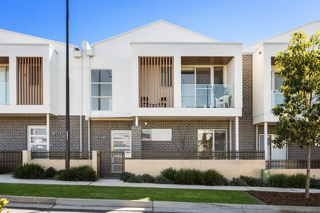 Shell Cove 4 Bedroom Spacious Harbourside Townhome with Lift Provision