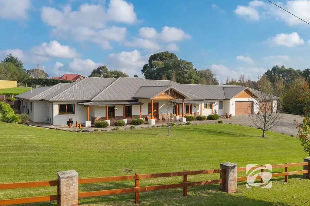 Berwick 4房 Berwick Village私享 4000sqm庭院 现代奢居 精工品质 宽敞灵动空间 四卧主套带浴缸 成熟景观私享娱乐区 四车位车库 未来可塑性强 A Contemporary Estate of Space, Seclusion & Timeless Elegance