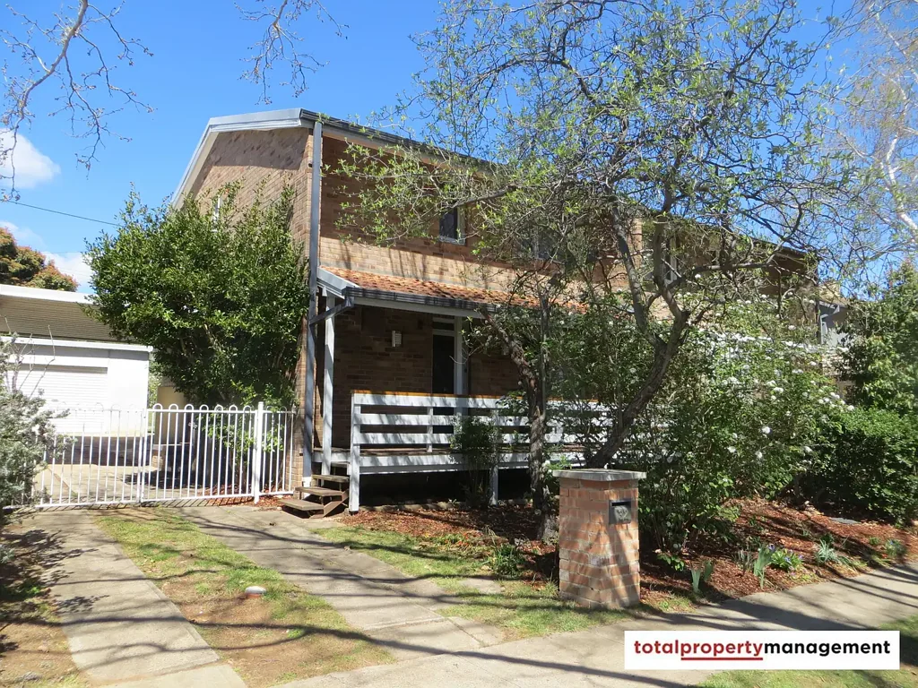 This 3 bedroom, 2 storey duplex is ready for your immediate tenancy.