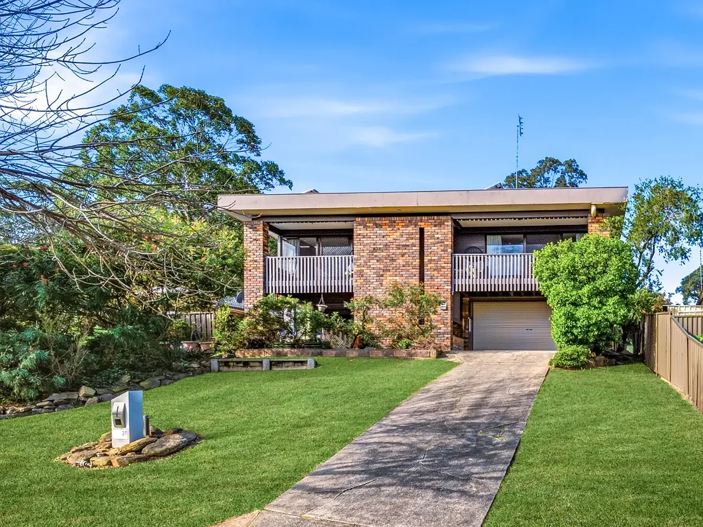 Leumeah 4Zimmer Commanding Dual-Level Family Oasis with Breathtaking Panoramic Views