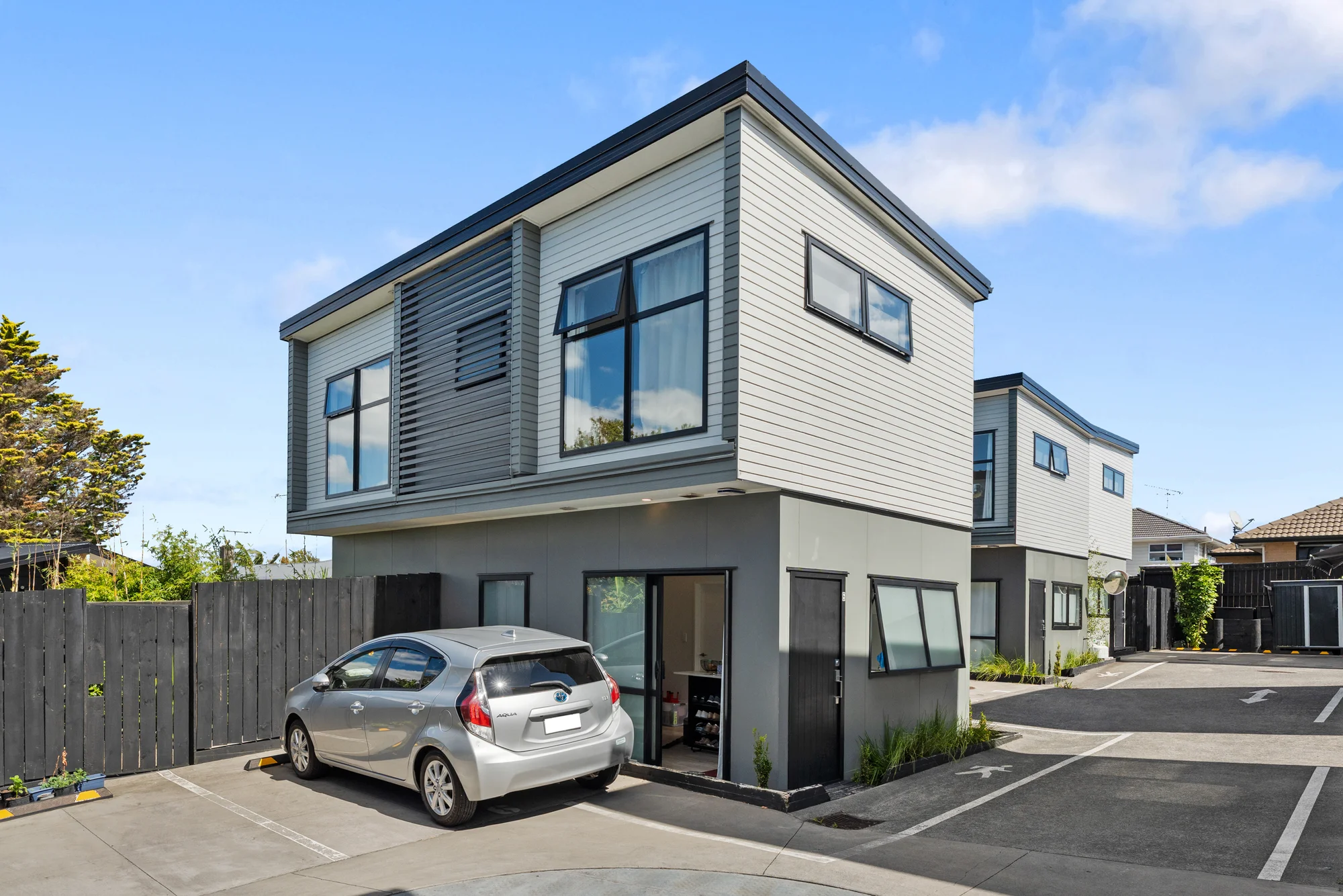 Howick 2部屋 $140K Below the CV!!! Present ALL Offers!!!