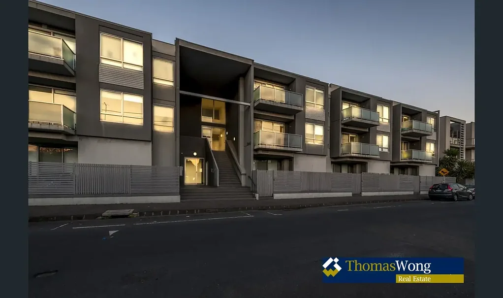 STUNNING DESIGNER 2 BED APARTMENT