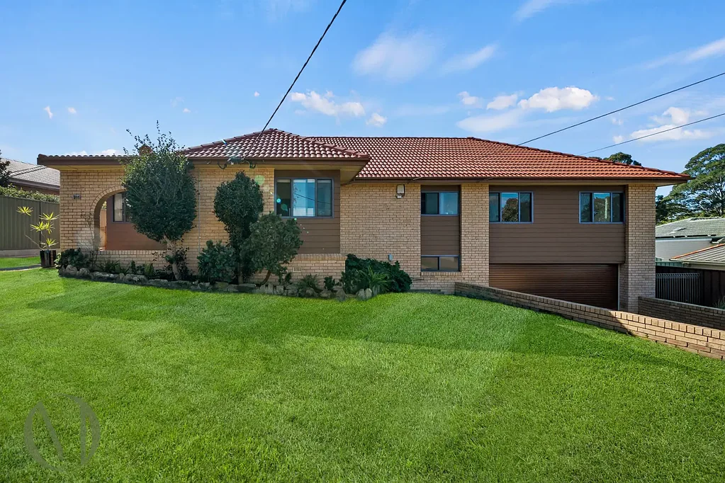 Ermington 4房 宽敞的家庭住宅，带三车位车库 Spacious Family Home with Triple Car Garage