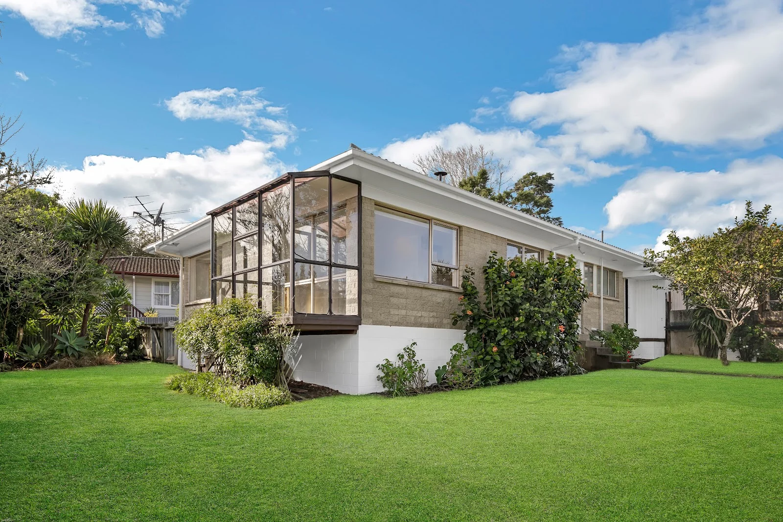 Bucklands Beach 2房  Sunny Single-Level Brick & Tile with Garden Appeal