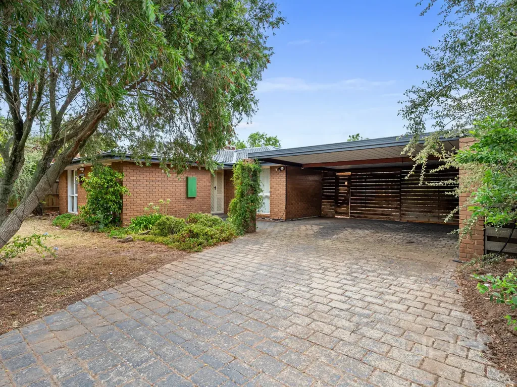 SPACIOUS FIVE-BEDROOM FAMILY HOME ON A HUGE BLOCK!