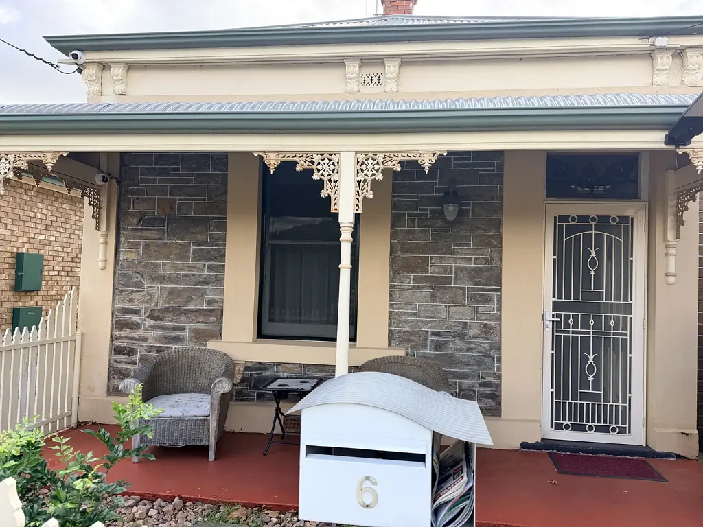 SPACIOUS & PRIVATE WITH PRIVATE COURTYARD AREA