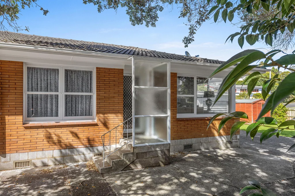 Browns Bay 2房  Smile, it's Brick and Tile!