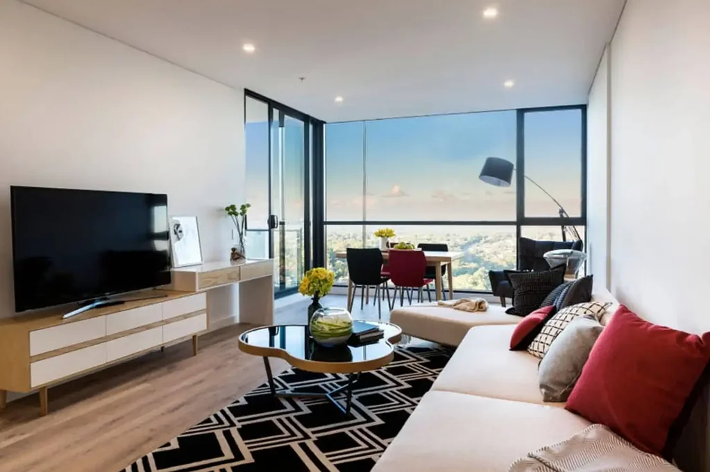 LEVEL 21 - TOP FLOOR - NORTH-FACING, DISTRICT VIEWS,