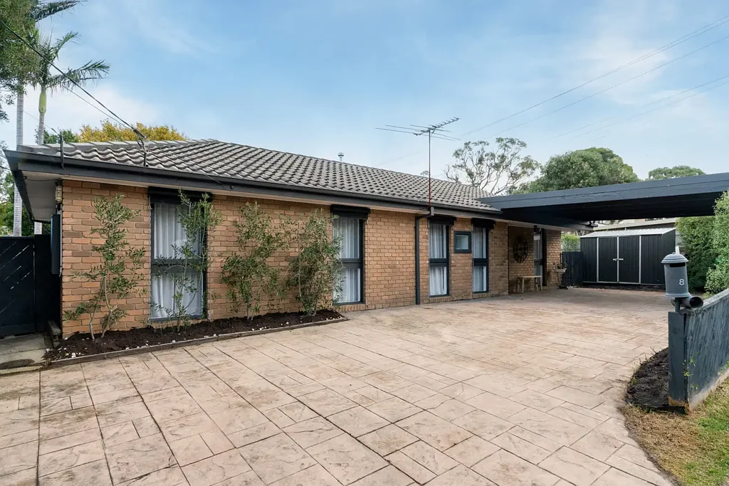 Langwarrin 3房 翻新内外空间 675平米转角地 双车库与泳池 度假后院 多功能起居区 步行至公园与学校 Renewed, Refined & Ready to Entertain!