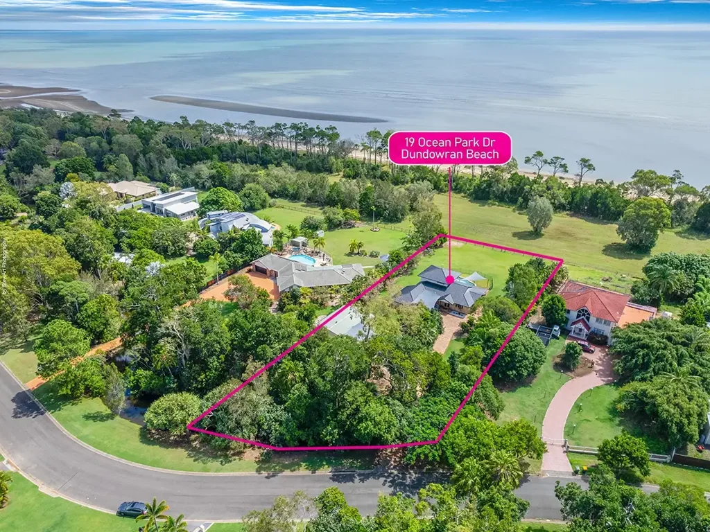 Dundowran Beach 3ห้องนอน Beachfront Oasis - MUST BE SOLD URGENTLY !