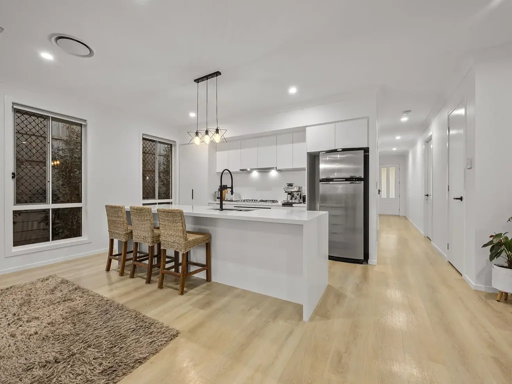 Spring Mountain 4chambre Near-New Family Excellence | Hamptons Style & Contemporary Comfort!