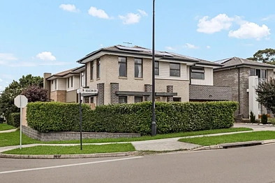 Schofields 4房 朝北转角住宅 优质Bosch电器 无缝室内外流动 四卧带步入式衣帽间 双车库带充电桩 低维护人造草坪 Immaculate, North Facing Family Home Within a One Minute Walk from Aurora Park!