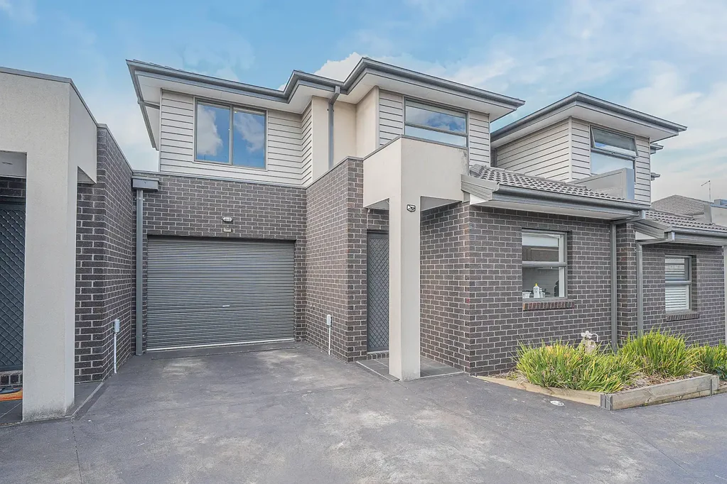 Spacious 2 bedrooms townhouse - 2 mins to Glenroy Shops and Station