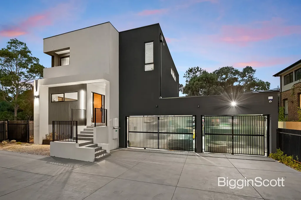 Wantirna 5房 溪边宁静奢居 7车位车库 知名建筑师设计 光线充足 工程地板 私人影院 美食厨房 Fisher & Paykel电器 阳光露台 无钥匙进入系统 太阳能电池板 TRANQUIL ARCHITECTURAL LUXURY!