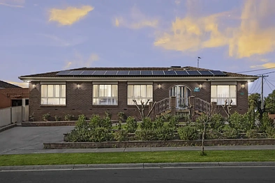 Thomastown 4房 宽敞生活空间、泳池娱乐与无尽魅力 Spacious Living, Poolside Entertaining & Endless Appeal