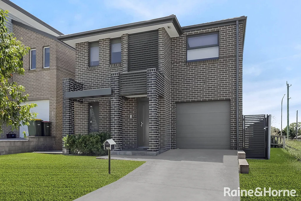 123 Mary Ann Drive, Glenfield, NSW 2167