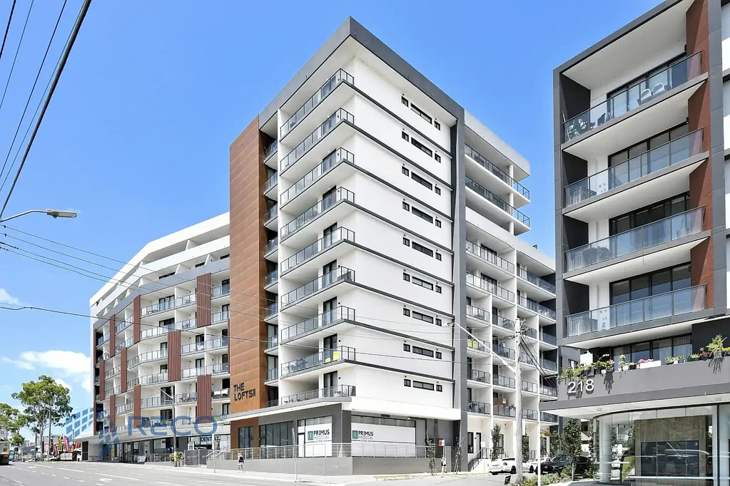 Homebush 1房 Parramatta路便利位置 现代一居室公寓 开放式起居区 优质电器配备 宽敞卧室带衣柜 安全楼宇入口 专用停车位 中心连通性佳 邻近购物中心 Modern One-Bedroom in the Vibrant Heart of Homebush