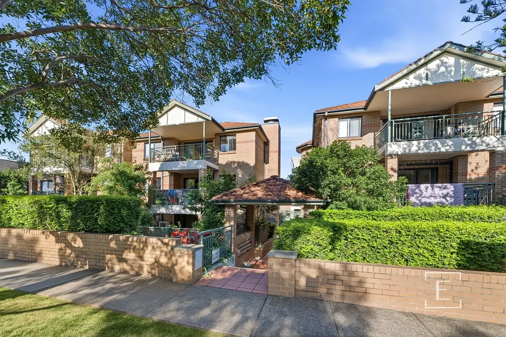 Homebush West 3房 私密主卧带套间阳台 开放式厨客阳台相连 现代厨具燃气洗碗机 双车位带内通道 空调冬暖夏凉 步行即达学校 Split level, 3 bedroom apartment