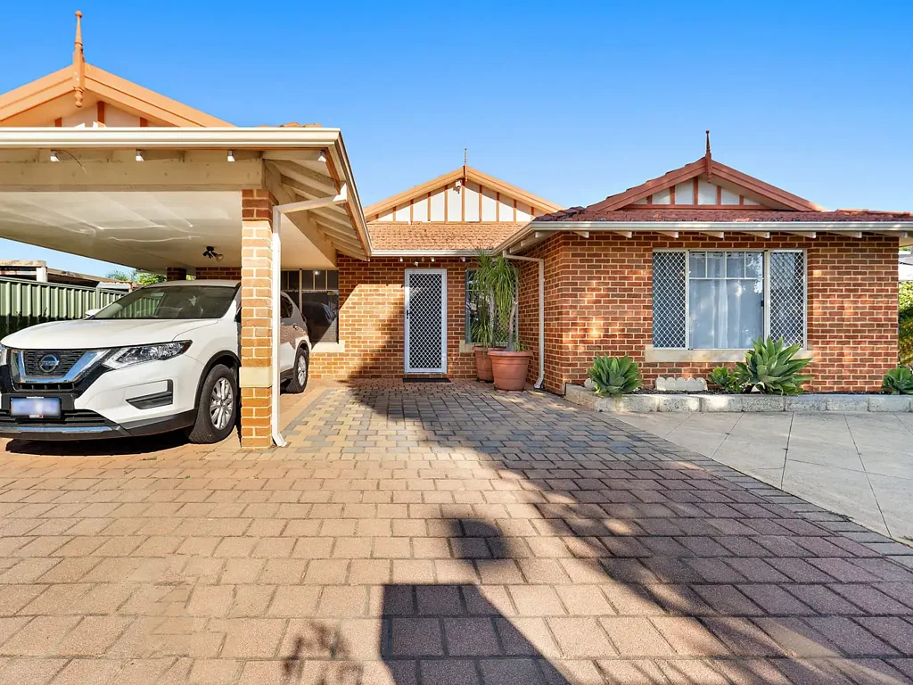 Gosnells 3ਬੈੱਡਰੂਮ PRIVATE, SECURE & SPACIOUS....In Great Location....No Strata Fees!