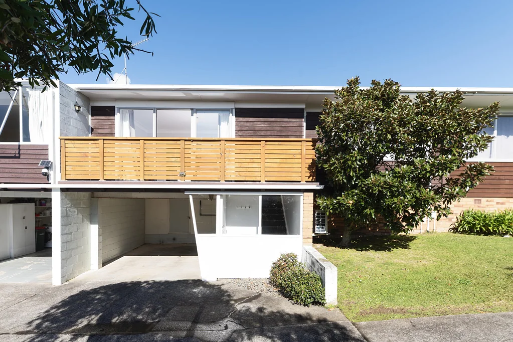 Pakuranga 2房 1960年代坚固魅力住宅， 2025合规健康升级，轻松上高速， 住得更从容！ Solid 1960s Charm with Modern Comforts