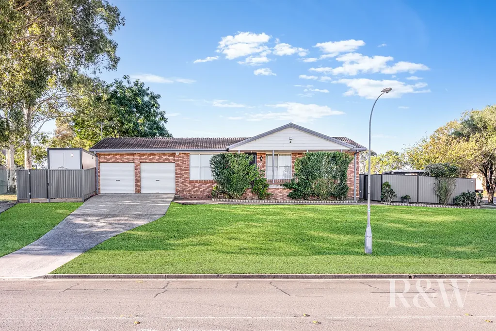 Ingleburn 3房 Ingleburn转角地块 628sqm 多功能住宅 三卧带柜 大厨早餐吧 宽敞起居 户外娱乐 超大车库 工作室独立卫浴 地段优越 交通便捷 Dual Living Potential in a 5-Star Location!
