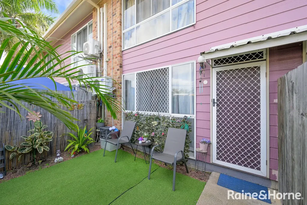 South Gladstone 2 Bedroom TOWNHOUSE WITH GOOD RETURNS...ACT NOW..!