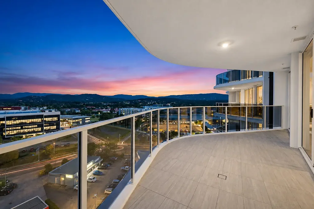 Robina 2房  BRAND NEW LEVEL 12 LUXURY WITH SPECTACULAR HINTERLAND VIEWS