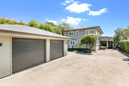 124 Whangaparaoa Road, Red Beach