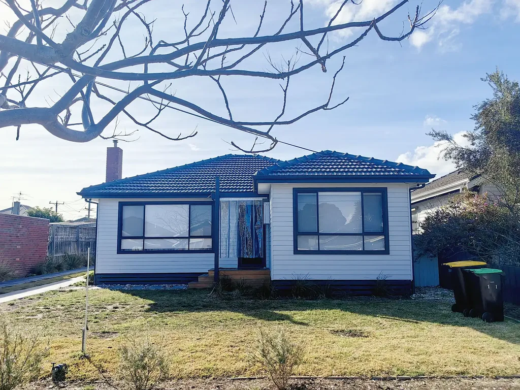 RENOVATED THREE-BEDROOM UNIT NEAR CLAYTON PLAZA