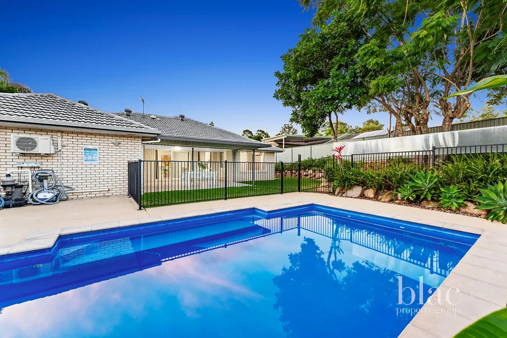 Petrie 4ห้องนอน Renovated Family Home in Petrie on Pine with Poolside Entertaining
