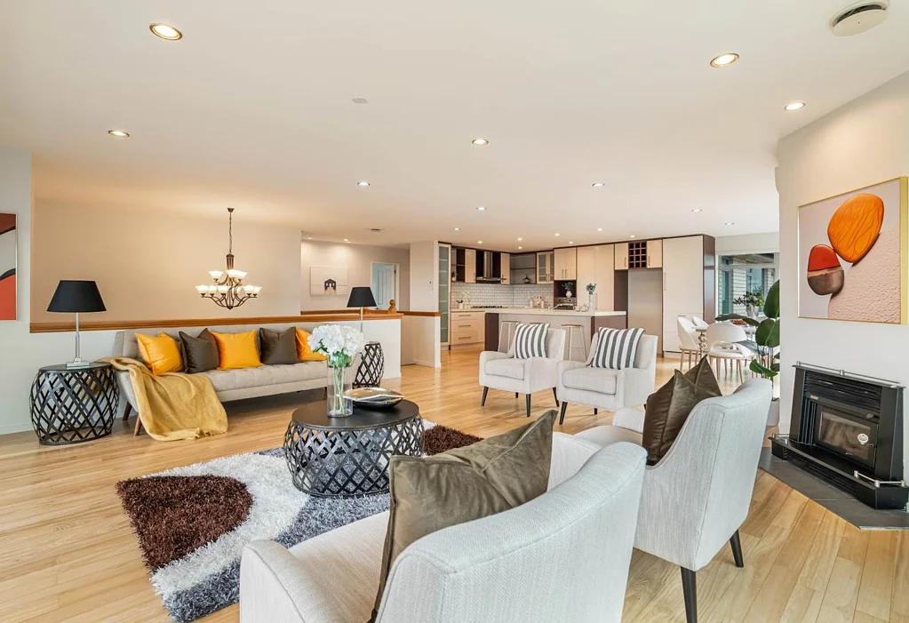 SHE'S BIG, SHE'S BOLD, SHE'S SPACIOUS-5 BEDROOM, 3 LOUNGES, 3 BATHROOMS-OREWA