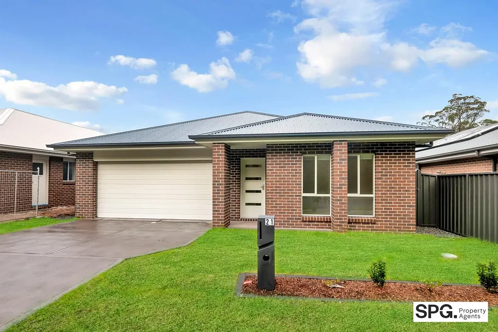 BRAND NEW 4 BEDROOM HOME MINUTES FROM THE SHOPPING DISTRICT