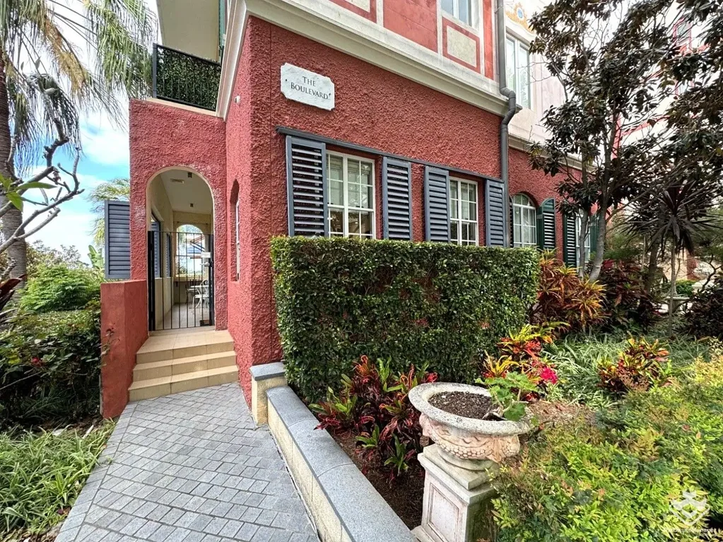 Fully Furnished - Bright and Spacious Home in Emerald Lakes